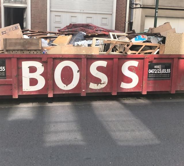 Conteneur Boss Containers remplit de déchets